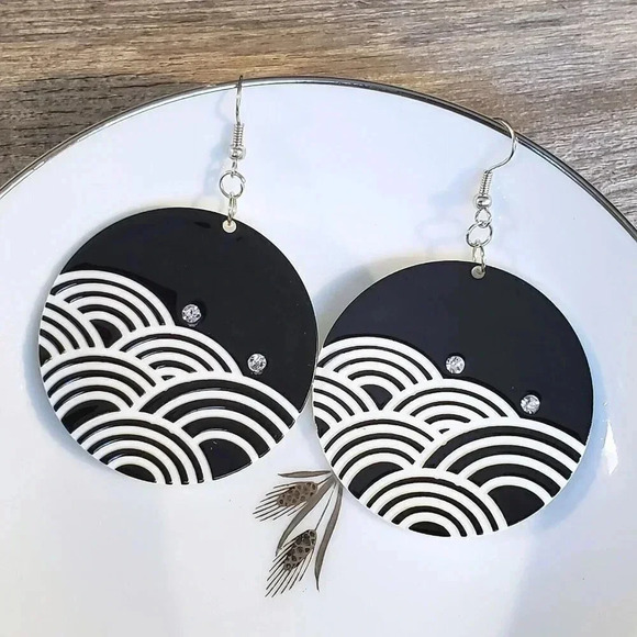Vintage Y2K White Black Lucite Austrian Crystal Abstract Big Waves Earrings - Picture 9 of 9